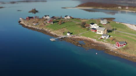 Luftaufnahme-Der-Kleinen-Siedlung-Auf-Dem-Vorland-Nahe-Der-Meerenge-Trongstraumen-Auf-Senja