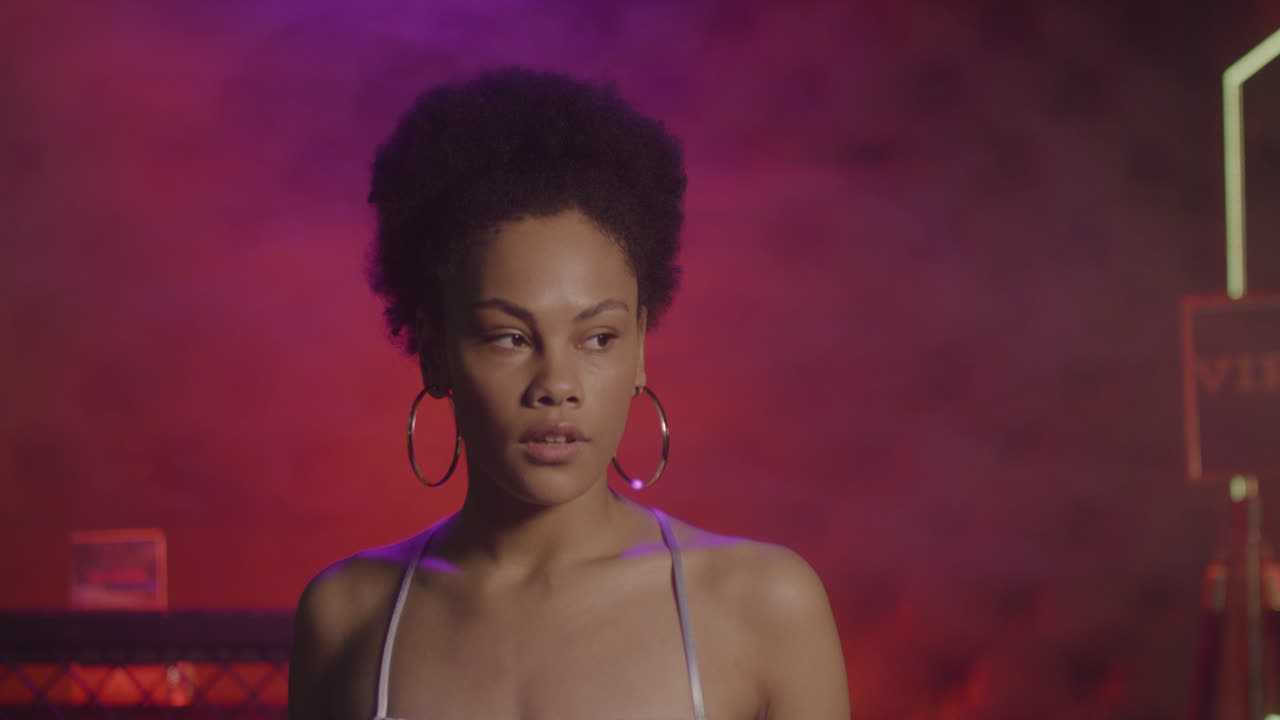 자신있게 카메라 2를 바라보는 디스코의 아름다운 소녀의 초상화