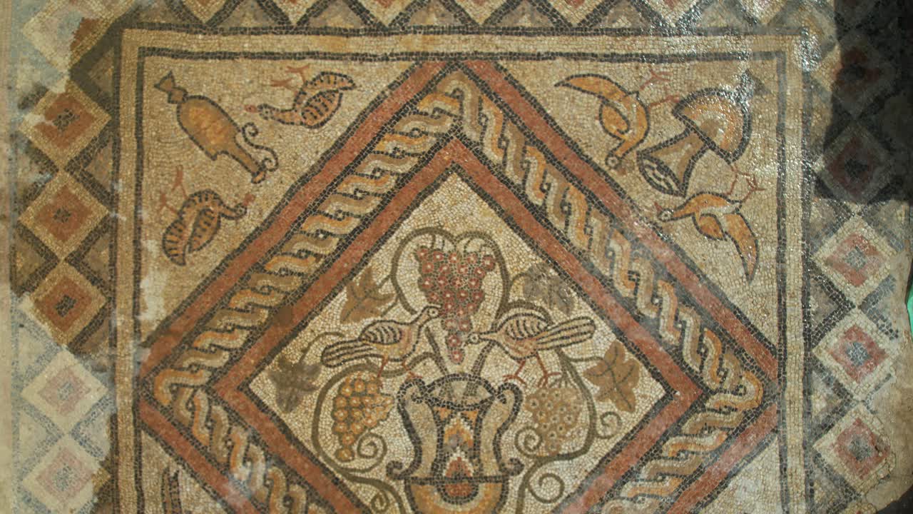Scoperta archeologica di un antico mosaico romano sul pavimento di un edificio vicino alla Via Egnatia, presso il Lago Lin, Pogradec