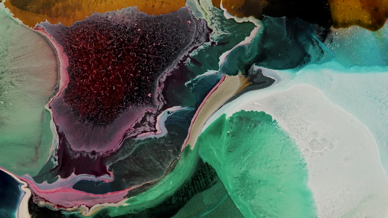 pinturas de colores que se extienden y se mezclan suavemente en una superficie