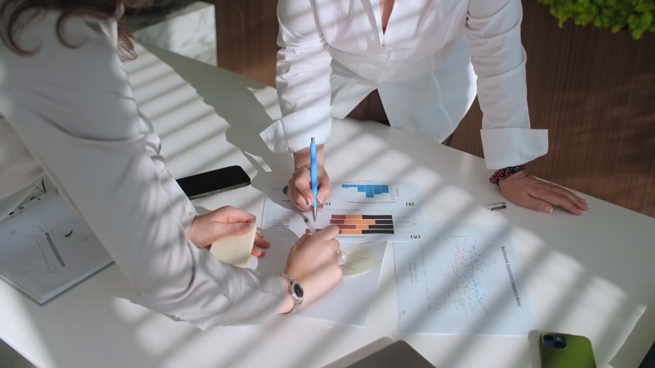 데이터 분석과 함께 비즈니스 회의