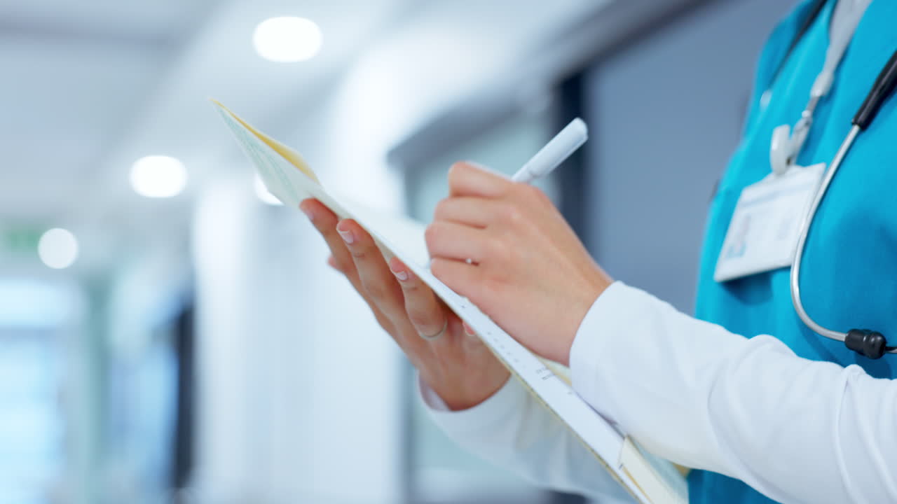 Manos de enfermera, documentos y escritura para fines médicos