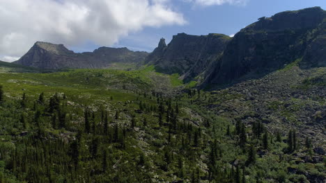 Vista-Aérea-De-Las-Montañas-De-Verano