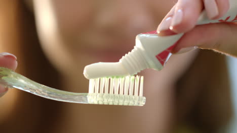 Cepillado-De-Dientes-Por-La-Mañana.-Cerrar-Las-Manos-De-Una-Mujer-Exprimiendo-Pasta-De-Dientes-En-El-Cepillo-De-Dientes