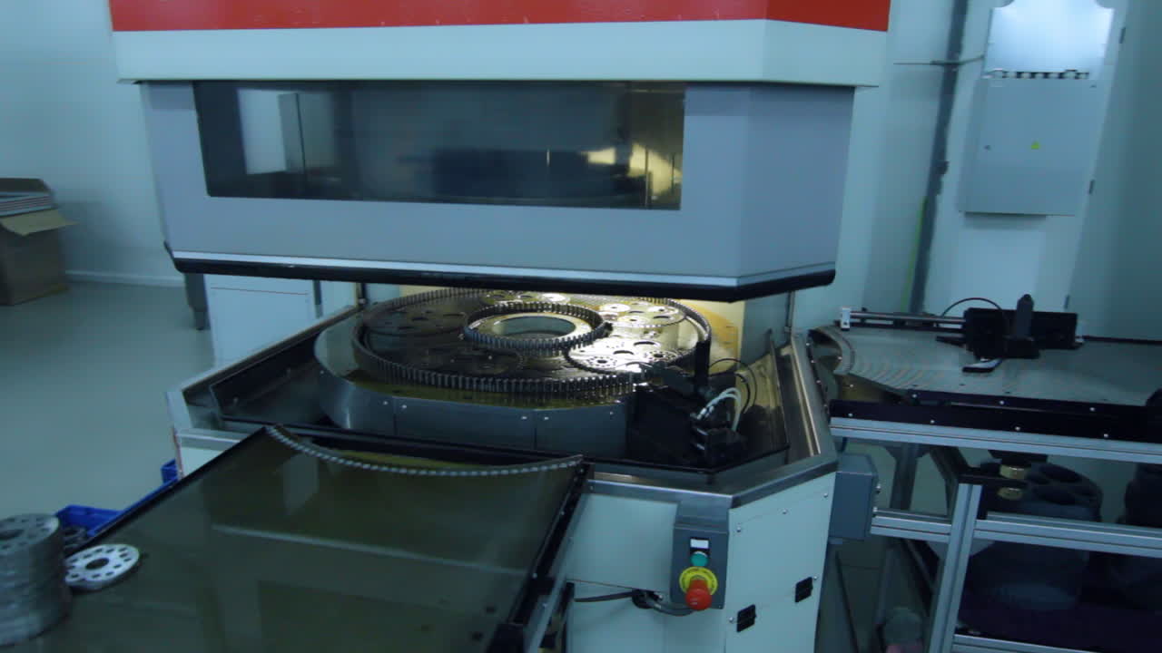 procesamiento de piezas metálicas en la planta mecánica. depósito para el procesamiento de piezas