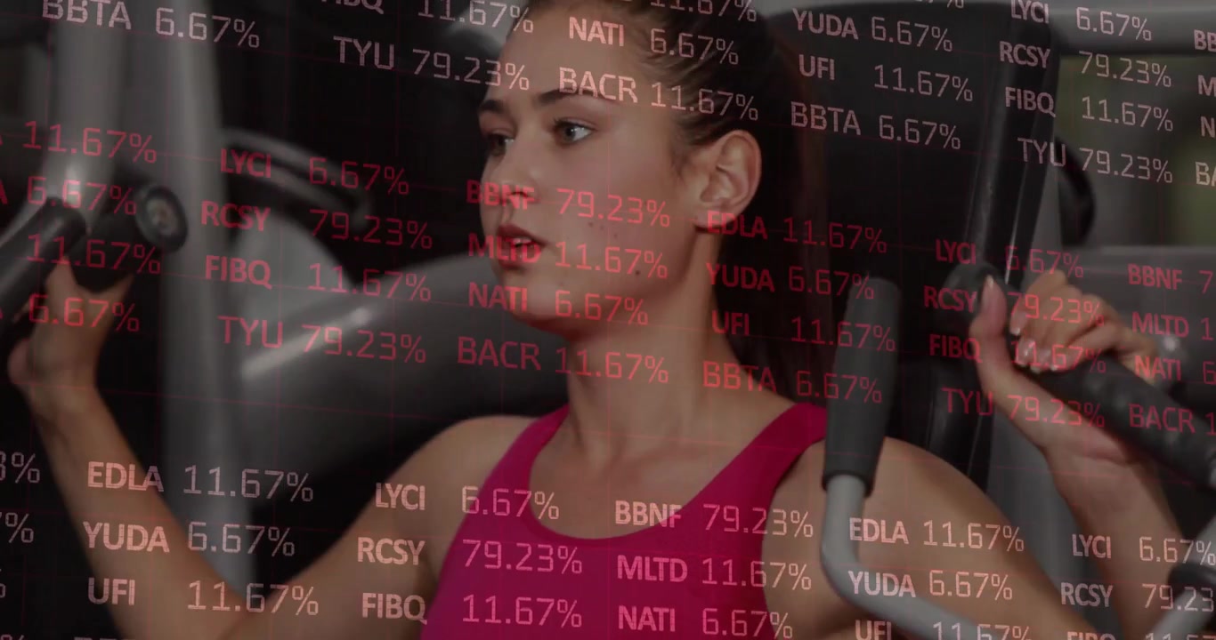 Atleta donna che afferra le maniglie, esegue una pressa per il petto con un overlay fitness animato che traccia l'intensità.