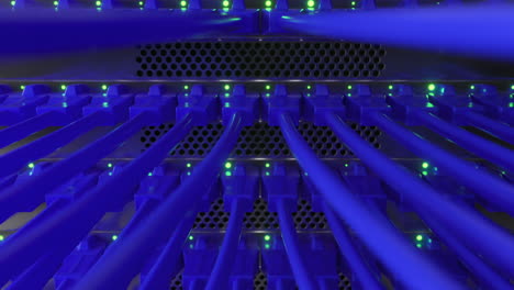 vista de cerca del conmutador de red de internet con cables ethernet azules conectados