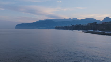 Flug-über-Das-Wasser-Des-Mittelmeers-In-Richtung-Der-Stadt-Sorrent,-Italien-Im-Morgenlicht