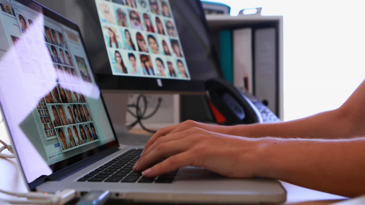 animación de mapa y lenguaje informático, manos cortadas de mujer caucásica trabajando y recibiendo teléfono
