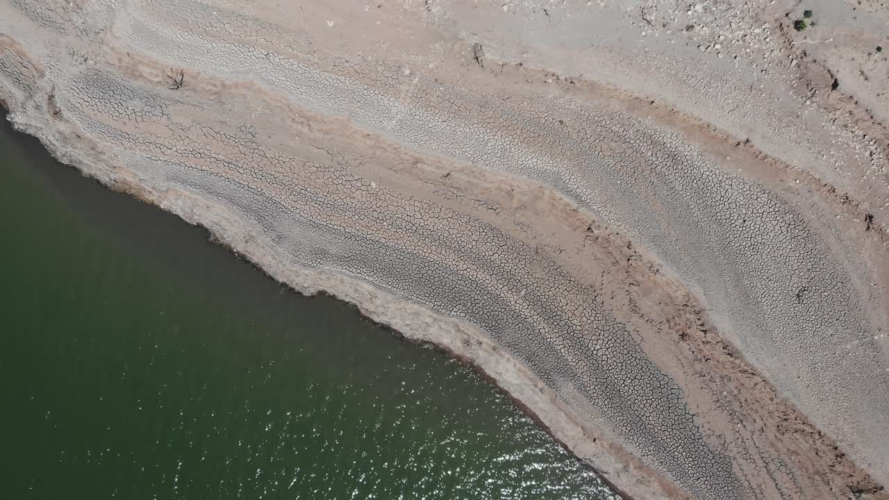 расщепленная водой земля