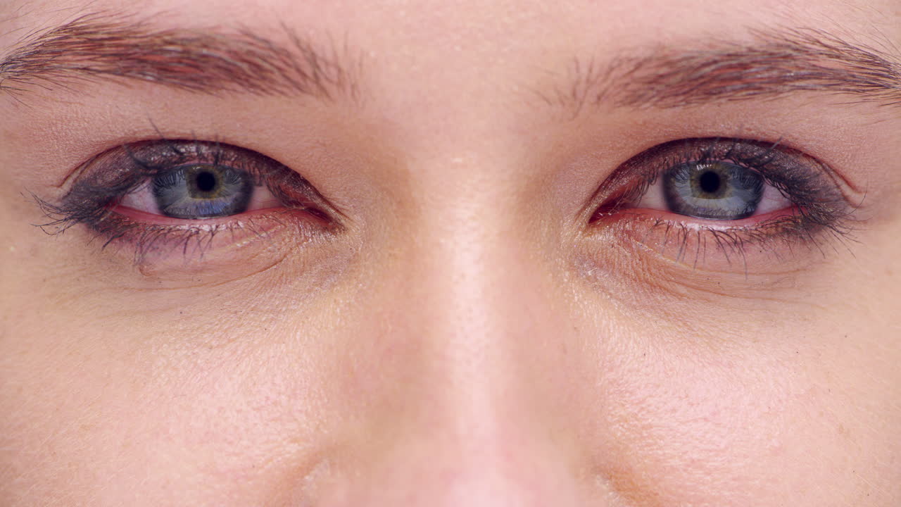 웃을 때 눈이 반 ⁇ 인다