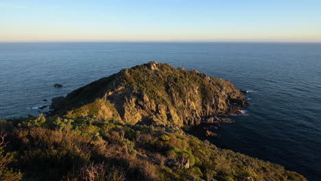 las prístinas montañas mediterráneas junto al mar en la riviera francesa durante la puesta de sol - toma amplia