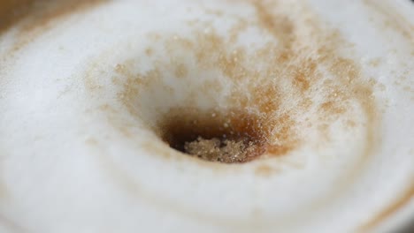 primer plano de un latte con azúcar