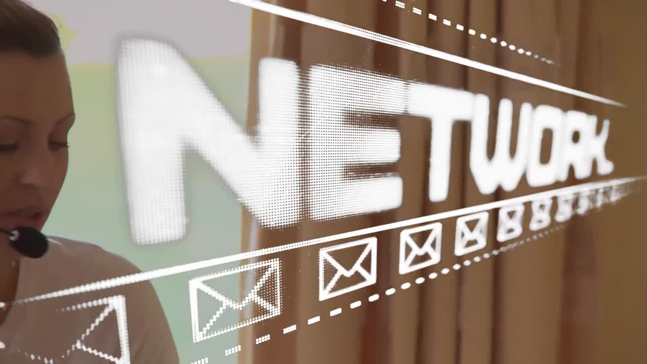 전화 헤드 ⁇ 을 착용 한 여성 위에 네트워크 텍스트 및 이메일 아이콘의 애니메이션