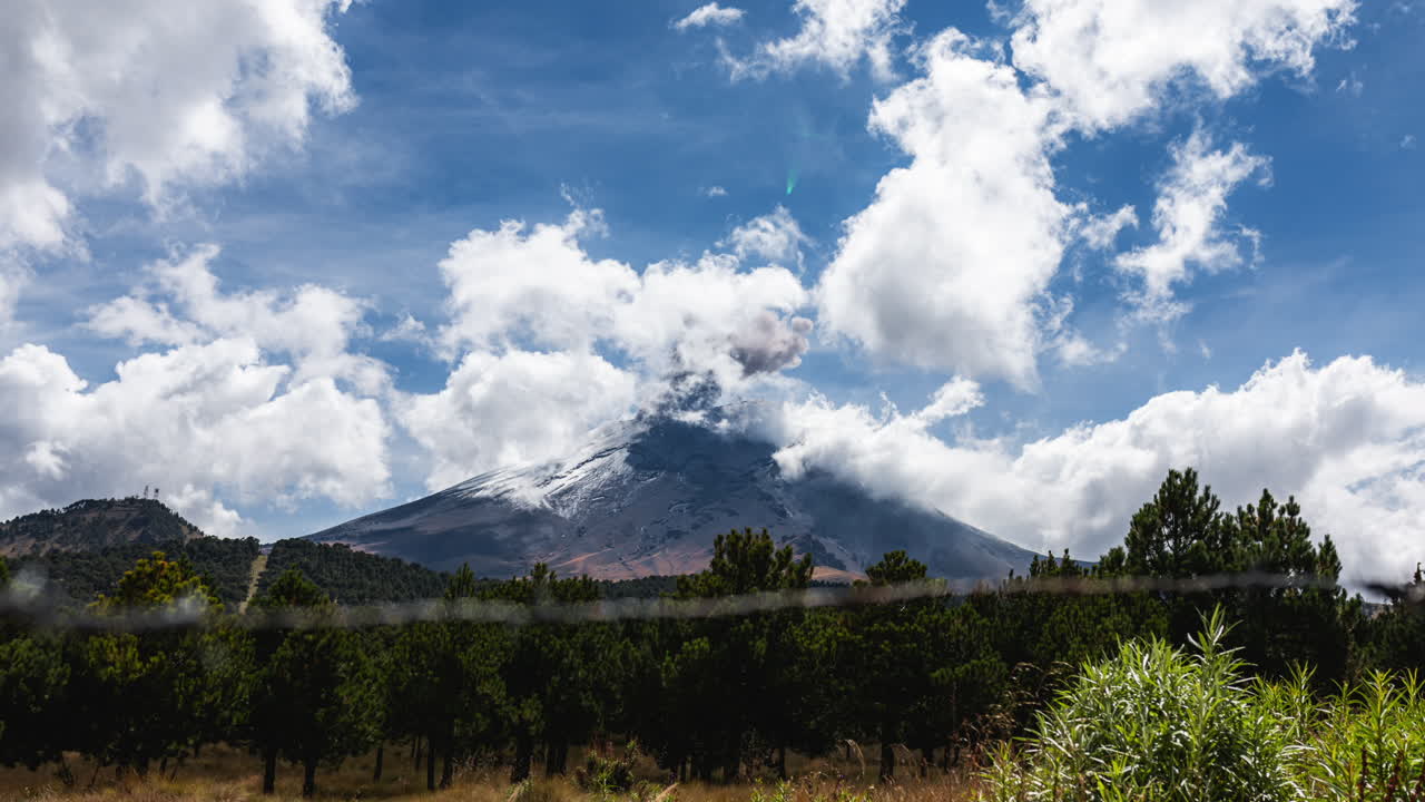 humo volcánico y nubes ondulando en la atmósfera alrededor de popocatepetl en el centro de méxico