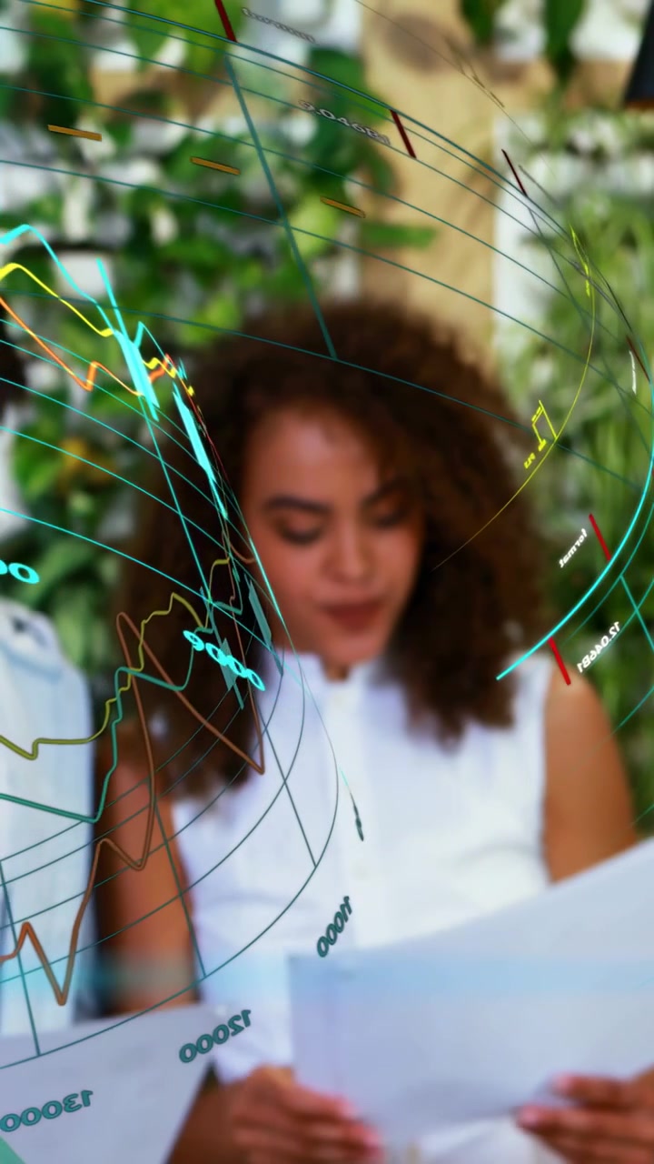 Video verticale: Donna che legge documenti, un collega che indica, con grafici tecnologici in AR che scorrono su documenti e PC per la verifica.