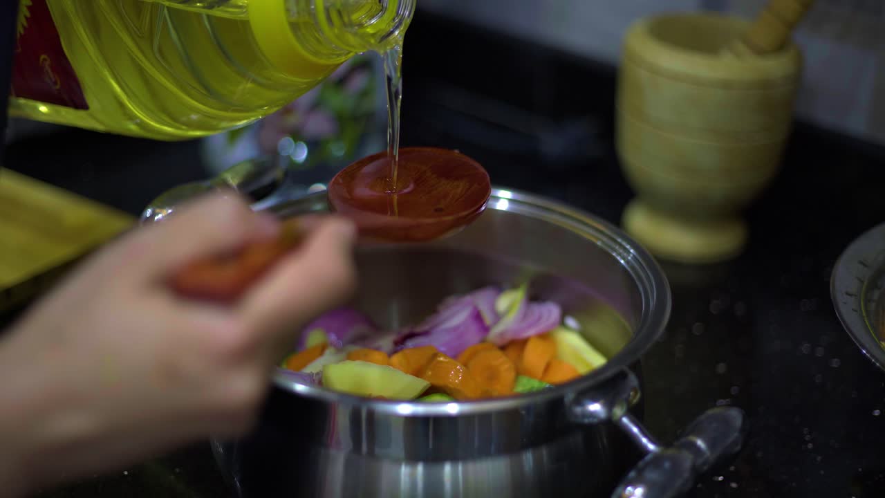 용기에 올리브 오일을 첨가하십시오.