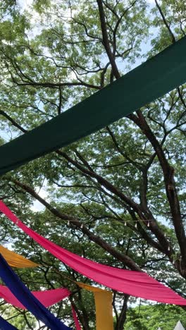 decoraciones festivas bajo un dosel de árboles