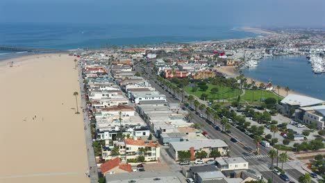 vista aérea sobre la península de balboa de la costa y el puerto, newport beach, california