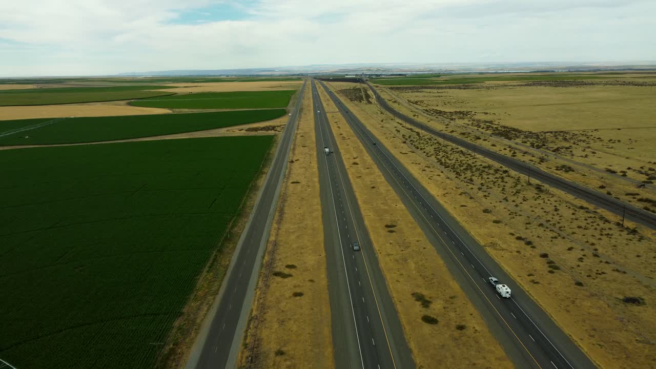 AS, Oregon, Umatilla, 2025-08-03 - Pemandangan drone jalan tol I84 yang membentang di antara ladang pertanian hijau dan bekas Depot Kimia Umatilla