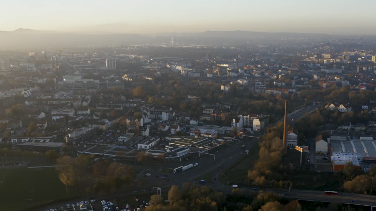 Cena de drone da paisagem urbana de Kassel sob uma bela e suave luz solar e coberta por neblina.