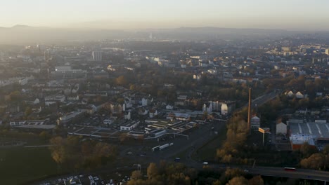 toma de drones del paisaje urbano de kassel en una hermosa luz solar suave y cubierta de niebla