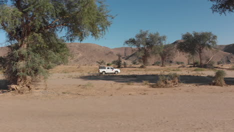 Following-vehicle-side-view-driving-in-the-desert