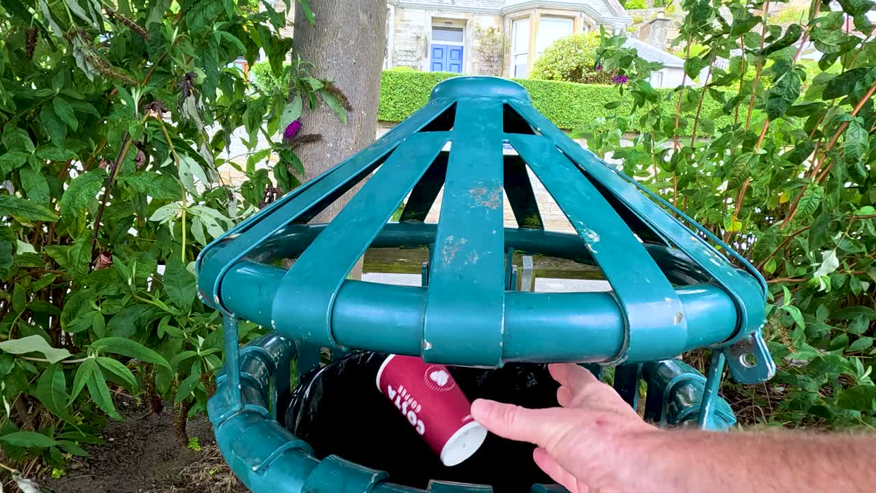 공공 쓰레기통에 커피 컵을 버리는 것