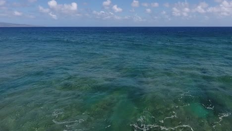 Volando-Bajo-Sobre-Las-Olas-En-La-Costa-De-Maui,-Hawái-En-Un-Día-Soleado,-Plataforma-De-Carga-Hacia-Adelante,-Pedestal