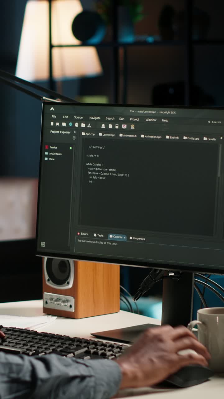 Kodning og softwareudvikling på en stationær computer