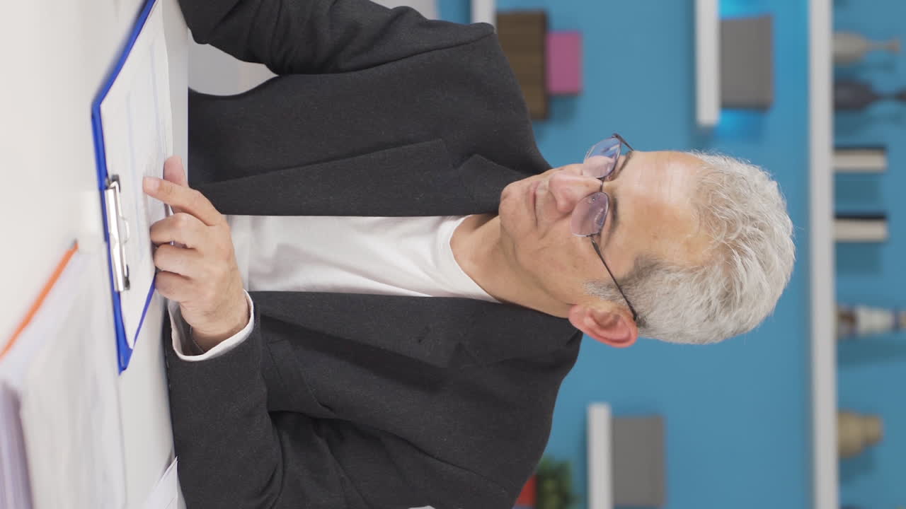 홈 오피스 직원 남자가 기업가 정신을 시작하는 수직 비디오.