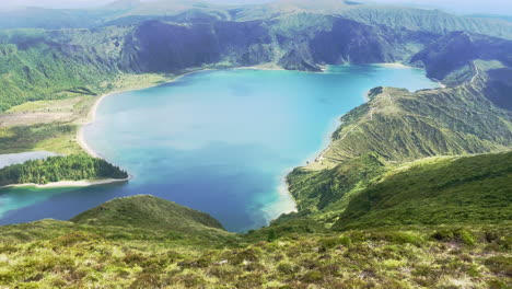 perspectiva personal del hombre caucásico descubriendo el hermoso lago del cráter