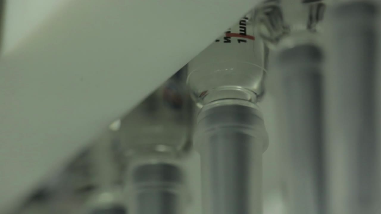 primer plano de tubos de plástico colgantes