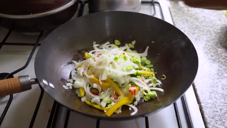 Kochen-Sie-Ein-Köstliches-Rezept-Für-Gemischtes-Gemüse-In-Einem-Wok-In-Der-Küche