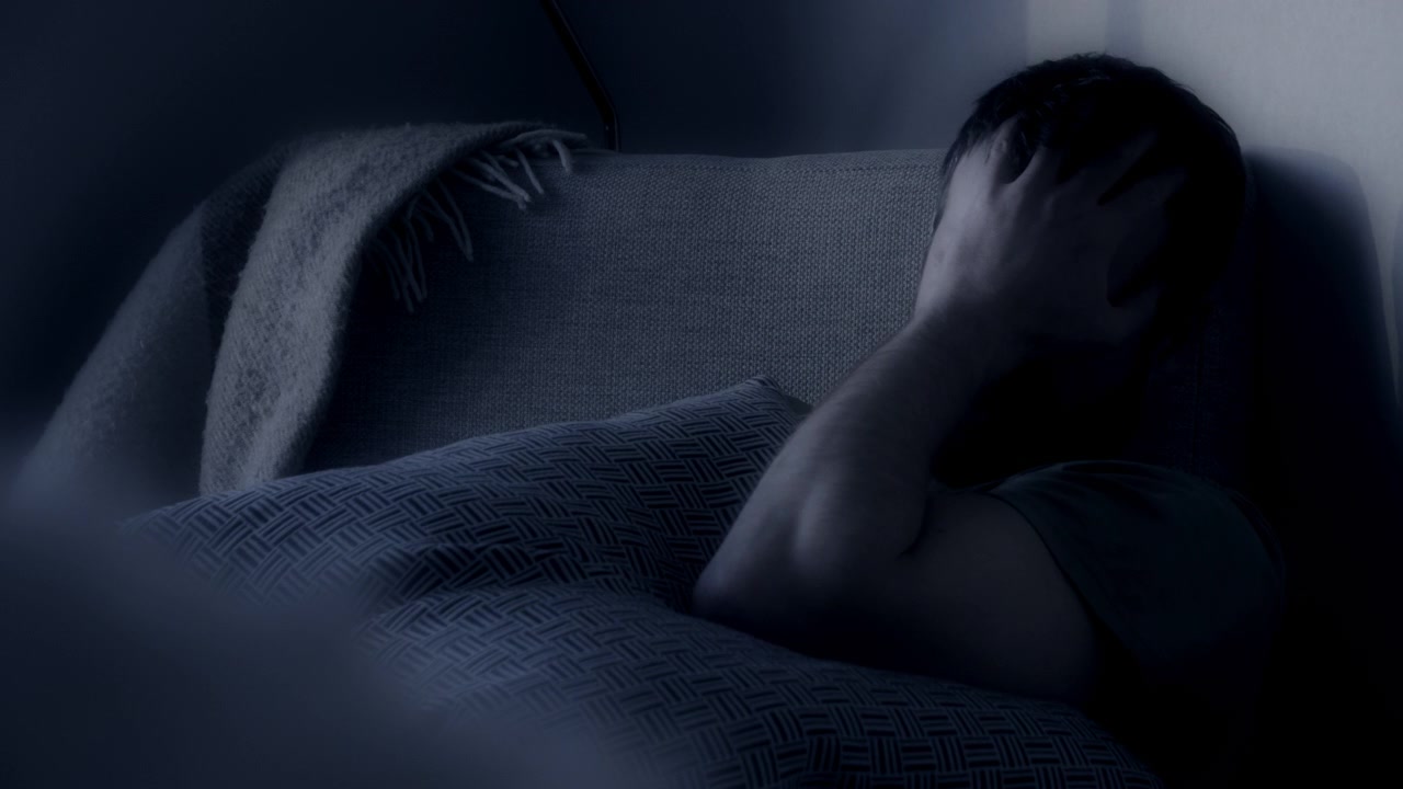 Uomo incapace di dormire di notte a letto. Concetto di insonnia