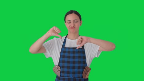 ama de casa india molesta mostrando los pulgares hacia abajo pantalla verde