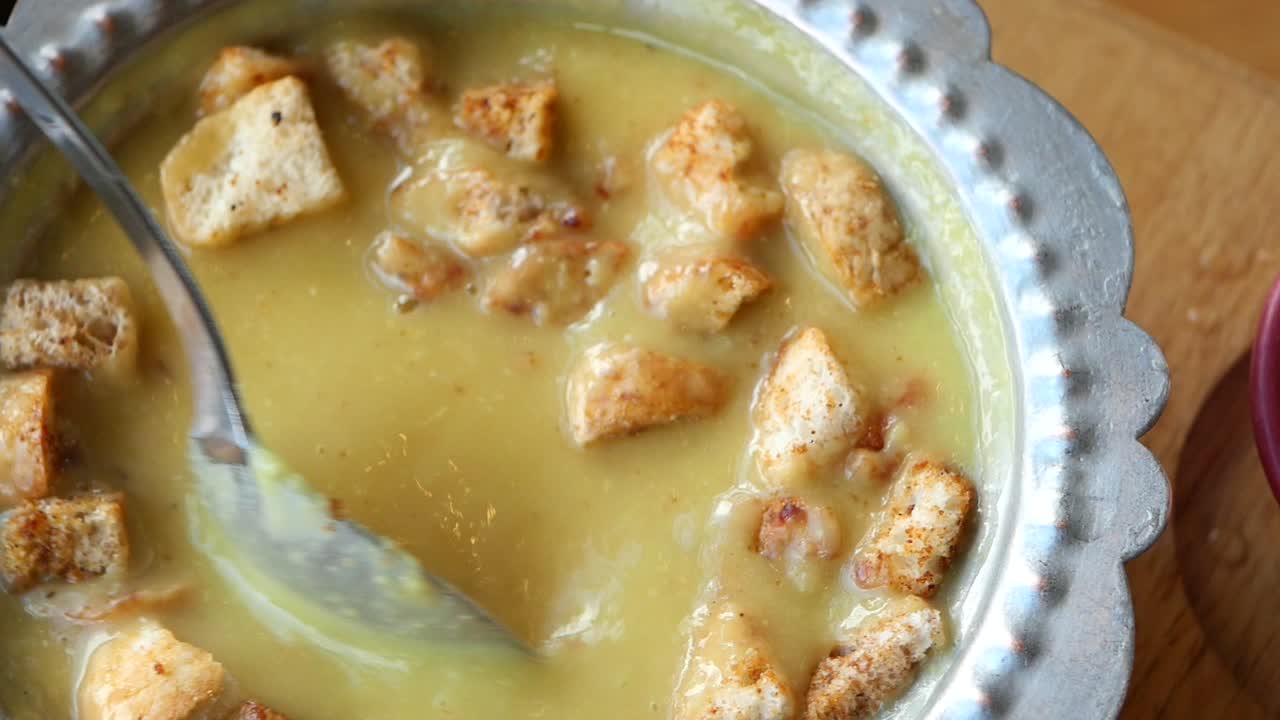 sopa de lentejas turca con croutons