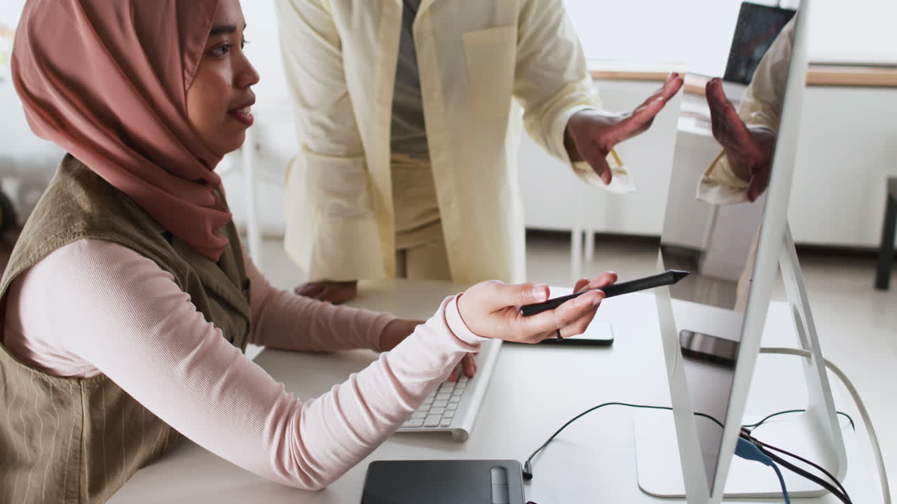 fotógrafos mirando las imágenes