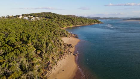 Üppig-Grüner-Wald-Umgab-Die-Stadt-Von-1770-In-Der-Region-Gladstone,-Queensland,-Australien