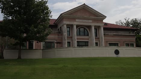 Manship-School-of-Journalism-building-on-the-campus-of-Louisiana-State-University-in-Baton-Rouge,-Louisiana-with-stable-establishing-shot