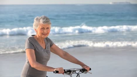 Anciana-Mirando-A-La-Cámara-Con-Una-Bicicleta