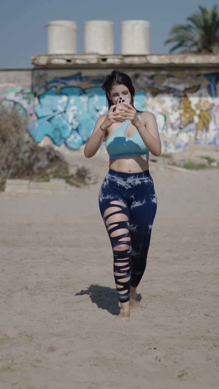 mujer tomando un selfie en la playa
