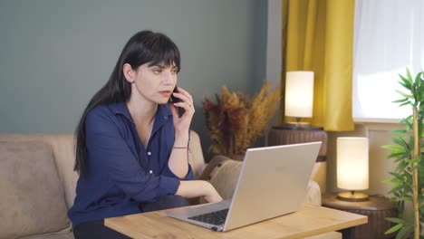 una mujer discutiendo con su marido por teléfono.