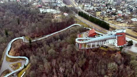 Vista-Aérea-De-La-Pista-De-Bobsleigh,-Luge-Y-Esqueleto-De-Sigulda-En-Letonia