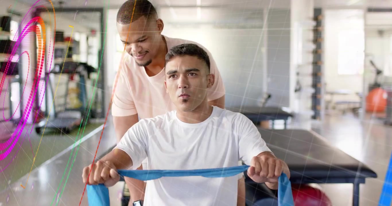Superposiciones de neón que se desvanecen para revelar a un entrenador guiando a un cliente que tira de una banda azul para entrenamiento de fuerza.