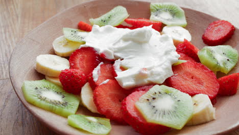 ensalada de frutas con yogur griego