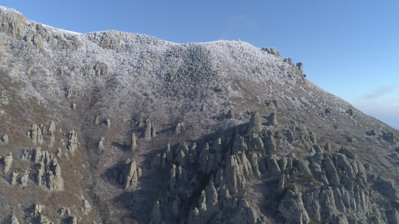 바위 지형 을 가진 눈 인 산맥