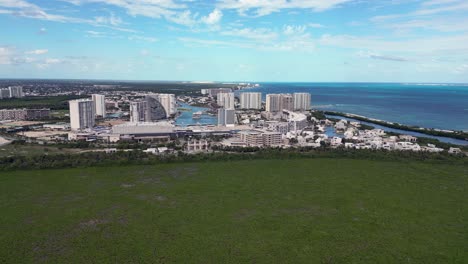 Manglar-En-El-Borde-Del-Paisaje-Urbano-De-Cancún-En-La-Costa-Caribeña,-Aéreo