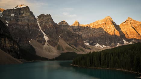 Sunrise-timelapse-at-Lake-Morraine-in-Banff,-Alberta