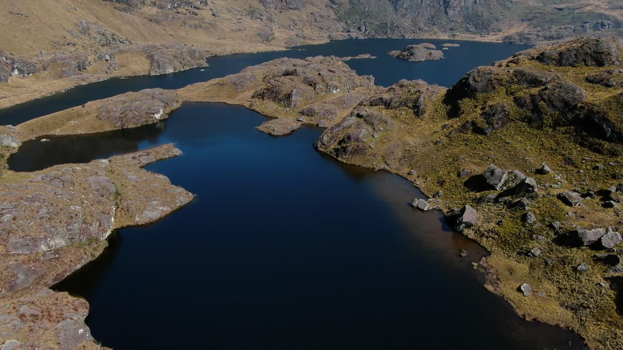 imágenes aéreas de drones de 4k sobre la quinta laguna de pichgacocha desde ambo, huanuco, perú en las montañas de los andes